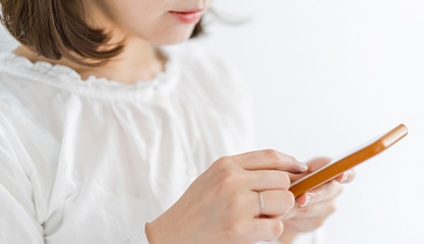 不安や悩みをかかる女性のイメージ